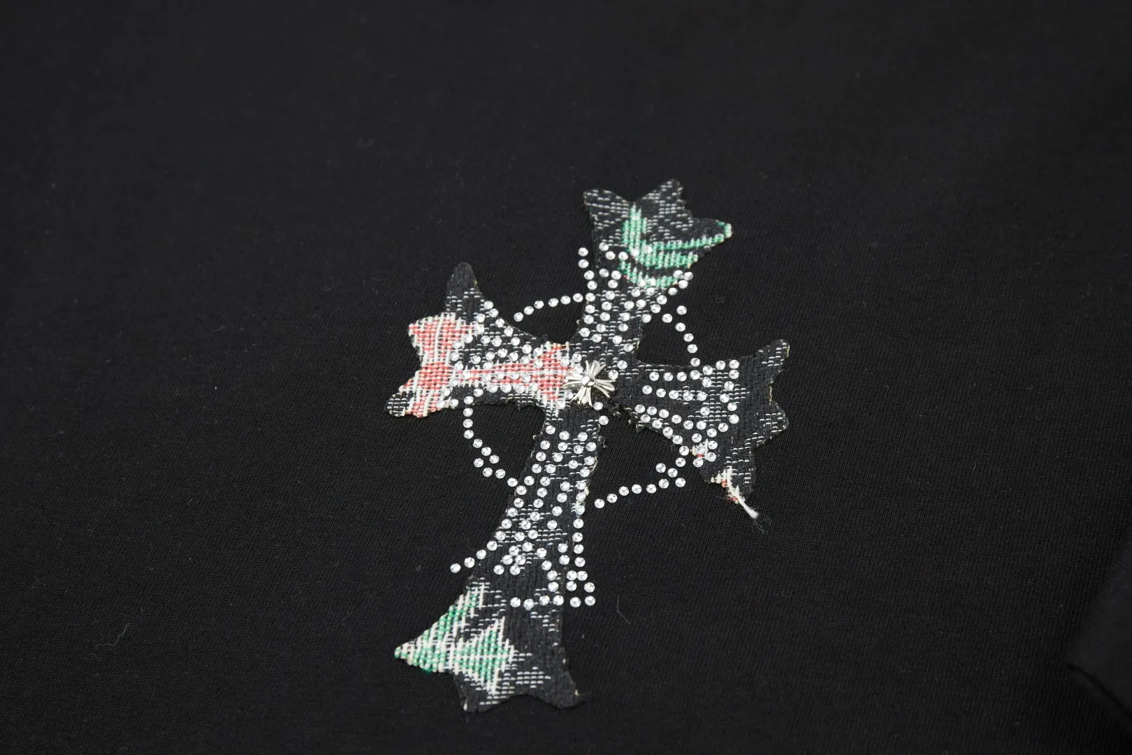 🅿️220 ✨CH✨🆕25SS Spring and Summer New Style Croix Heart ✝ Shelf logo patch hot rhinestone short sleeves Light luxury essential item for daily commuting for men and women Correct version Welcome to compare Detailed features · 260g 100% pure cotton double yarn jersey fabric · Special thickened 32 pieces of double-stranded 1X1 thread in the same vat · Double-needle stitching across seams · Original main mark, washed tag, branded moisture-proof paper packaging Color: White/Black/ Size: S/M/L/XL